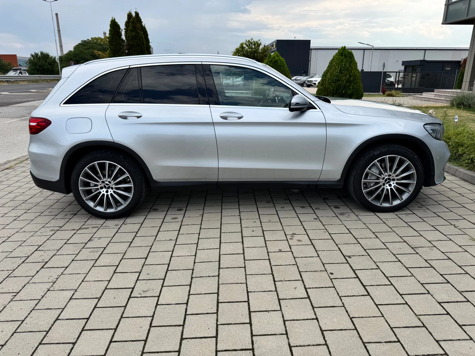 Mercedes-Benz GLC 250 AMG-4X4-КАМЕРА-ПАНОРАМА-ПАМЕТ-BURMASTER-LANE-ASIST, снимка 4 - Автомобили и джипове - 55642598