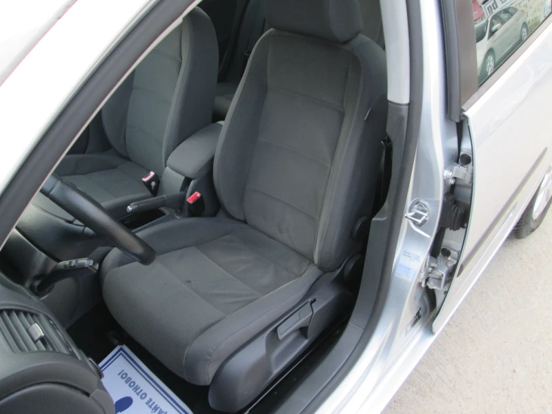 VW Golf 1.6I-102kc-НОВА-Сервизна история!!, снимка 9 - Автомобили и джипове - 53090006