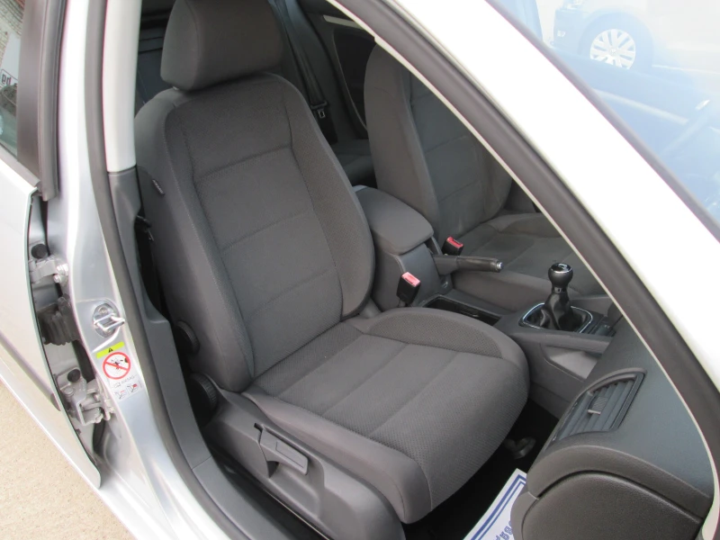 VW Golf 1.6I-102kc-НОВА-Сервизна история!!, снимка 14 - Автомобили и джипове - 53090006