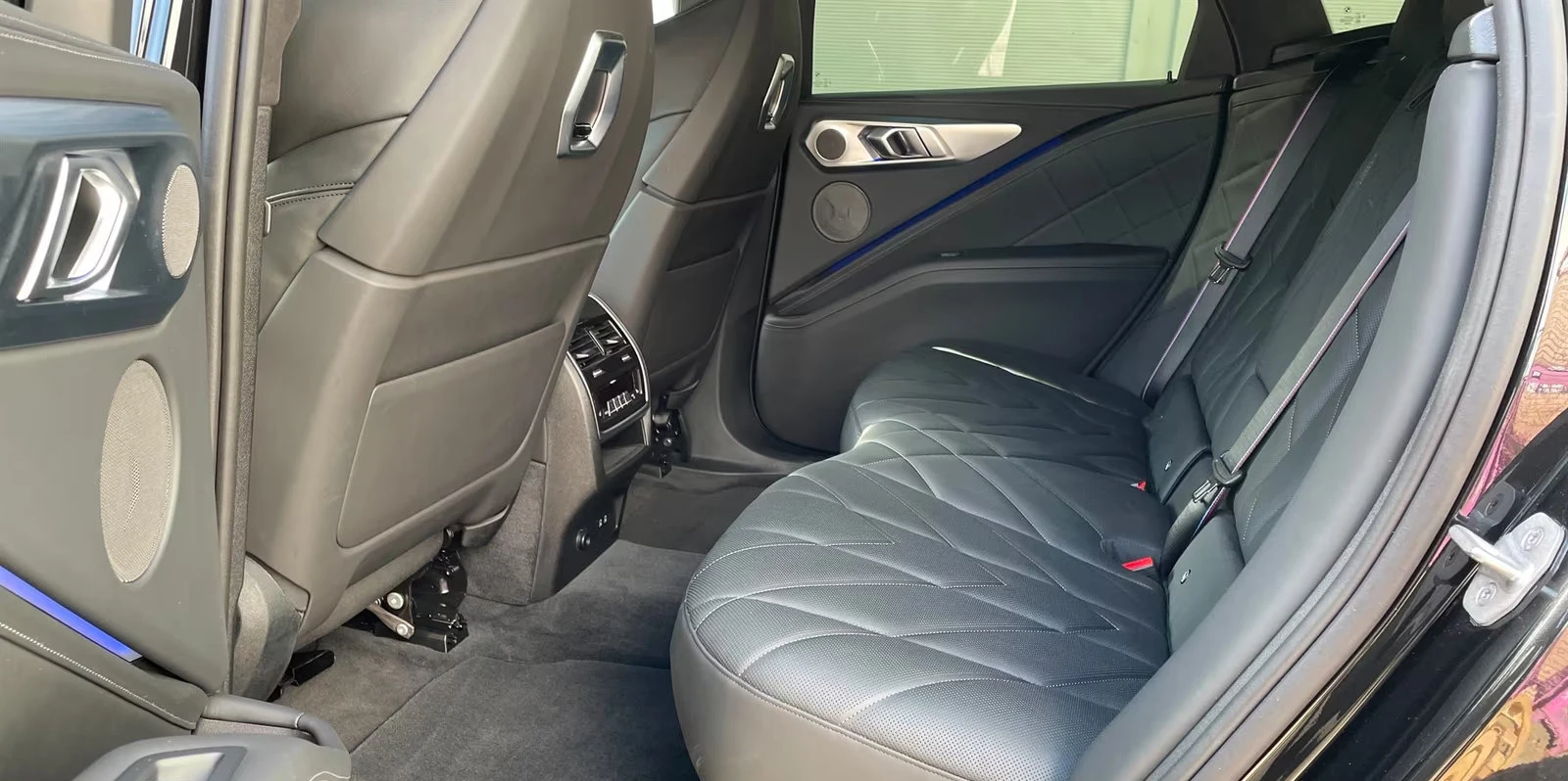 BMW XM 50e/475HP/360/4X4/B&O/PANO/ACC/HUD/DIGITAL/248z, снимка 10 - Автомобили и джипове - 54057315