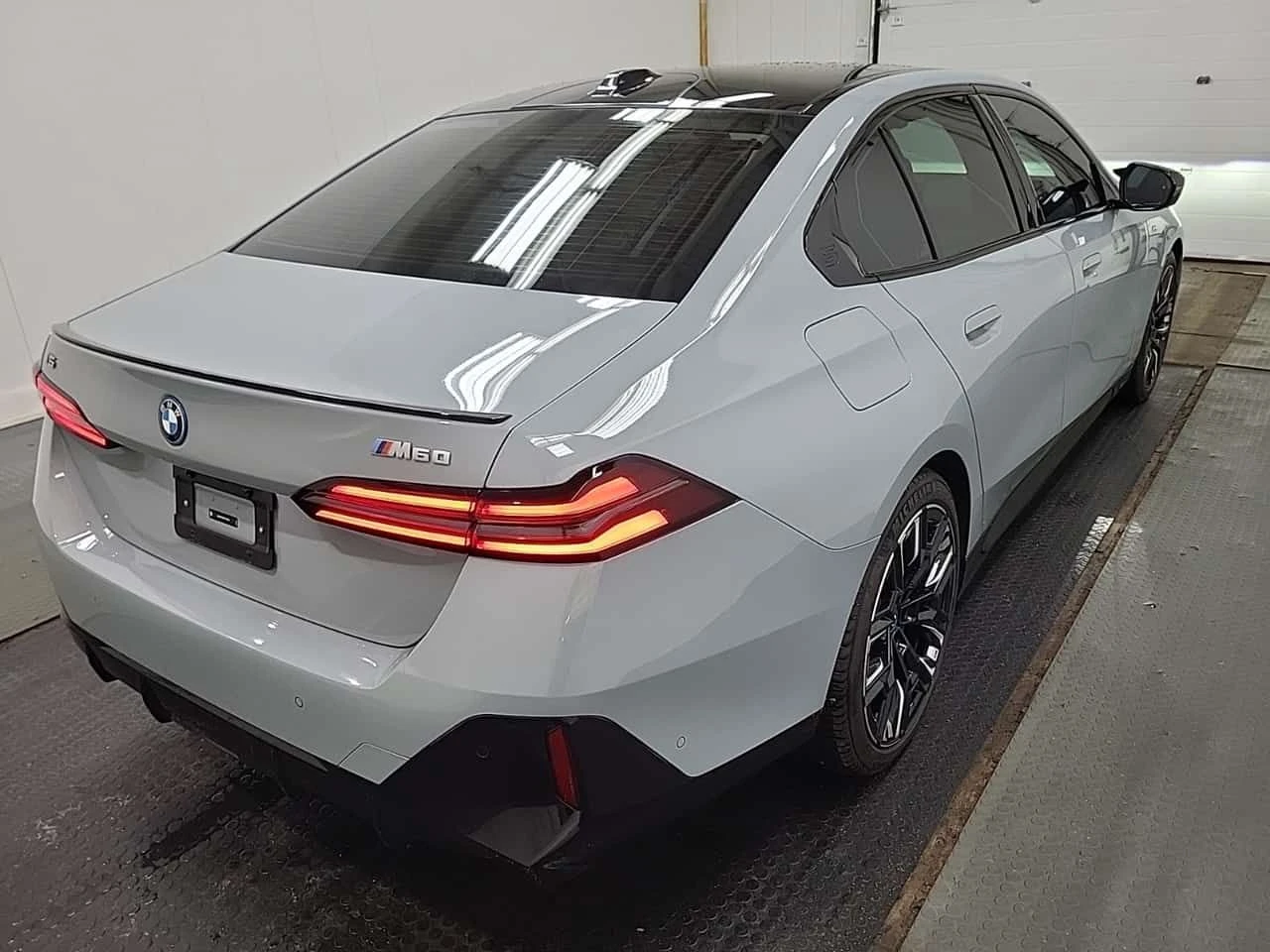 BMW i5 M60 XDRIVE| BROOKLYN GREY| B&W| HUD| 360| 2 КЛЮЧА, снимка 3 - Автомобили и джипове - 54156465