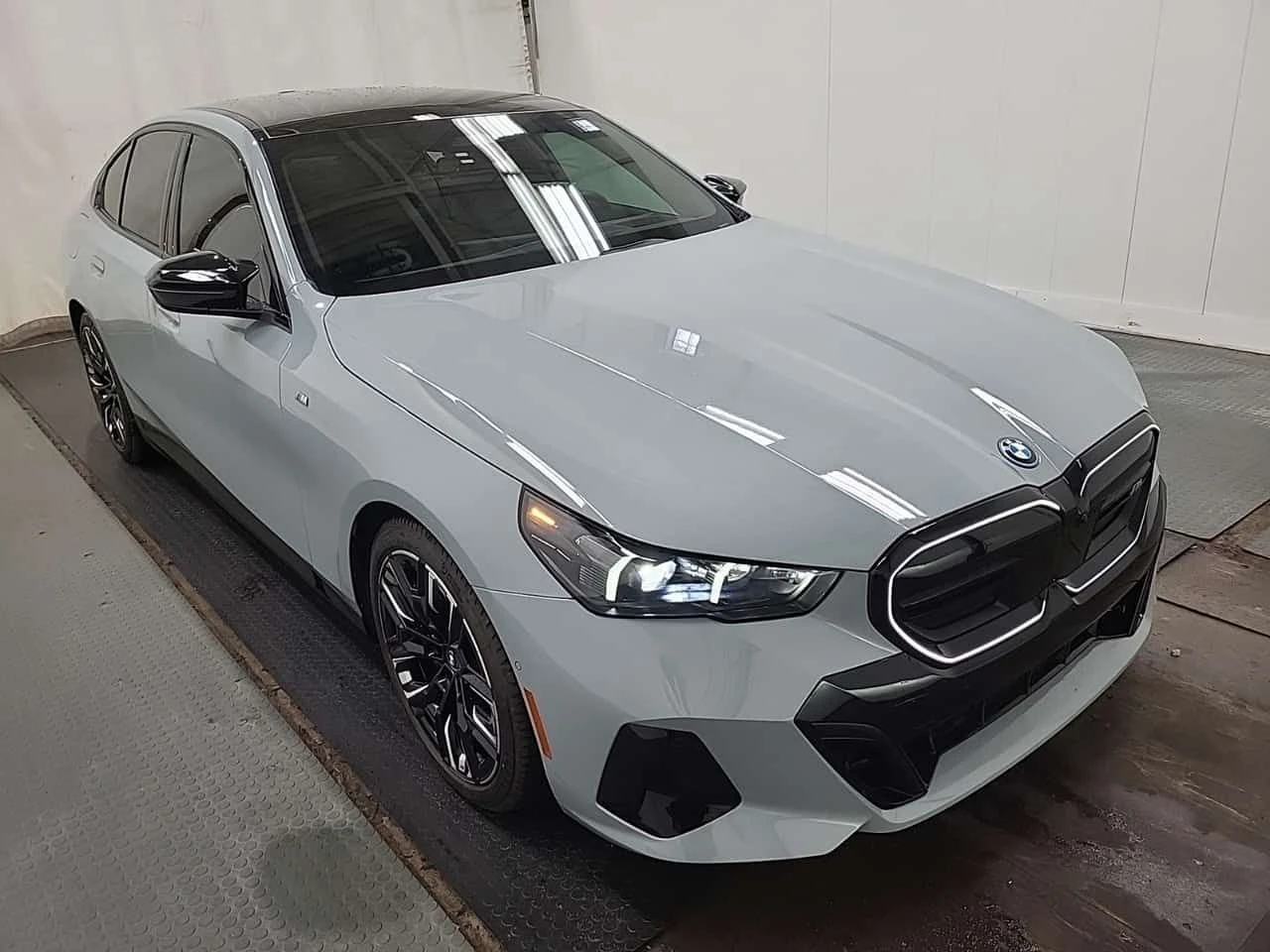 BMW i5 M60 XDRIVE| BROOKLYN GREY| B&W| HUD| 360| 2 КЛЮЧА, снимка 2 - Автомобили и джипове - 54156465