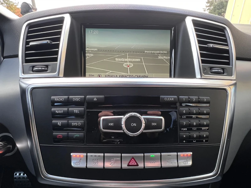 Mercedes-Benz ML 350 BlueTec* 4Matic* Pano* AMG-Line* Distronic, снимка 17 - Автомобили и джипове - 52185061