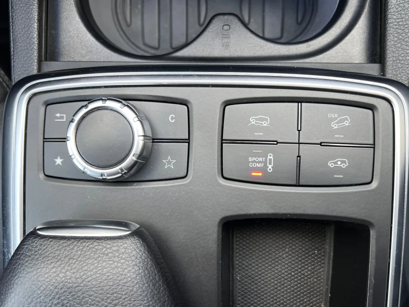 Mercedes-Benz ML 350 BlueTec* 4Matic* Pano* AMG-Line* Distronic, снимка 14 - Автомобили и джипове - 52185061