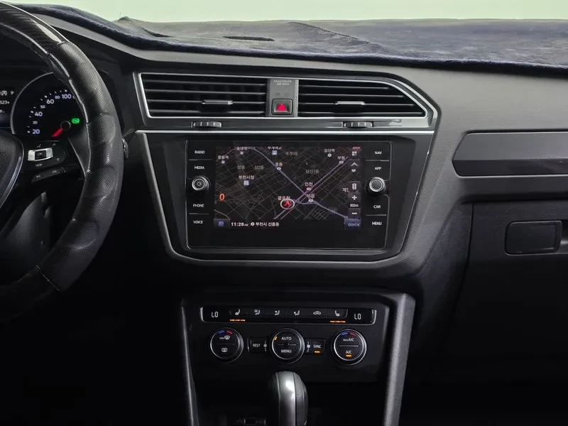 VW Tiguan 2.0 TDI PREMIUM, снимка 12 - Автомобили и джипове - 55560258