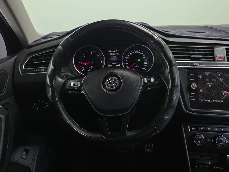 VW Tiguan 2.0 TDI PREMIUM, снимка 13 - Автомобили и джипове - 55560258