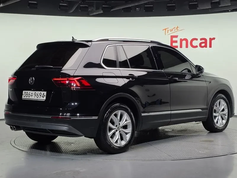 VW Tiguan 2.0 TDI PREMIUM, снимка 2 - Автомобили и джипове - 55560258