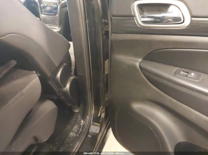 Jeep Grand cherokee 3.6l Laredo E 4X4, снимка 8 - Автомобили и джипове - 54309078