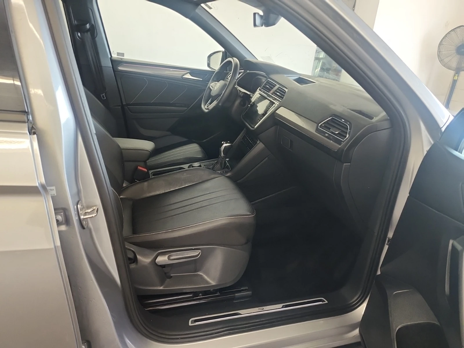 VW Tiguan COMFORTLINE R-LINE BLACK EDITION/AWD/Pano, снимка 10 - Автомобили и джипове - 54948406