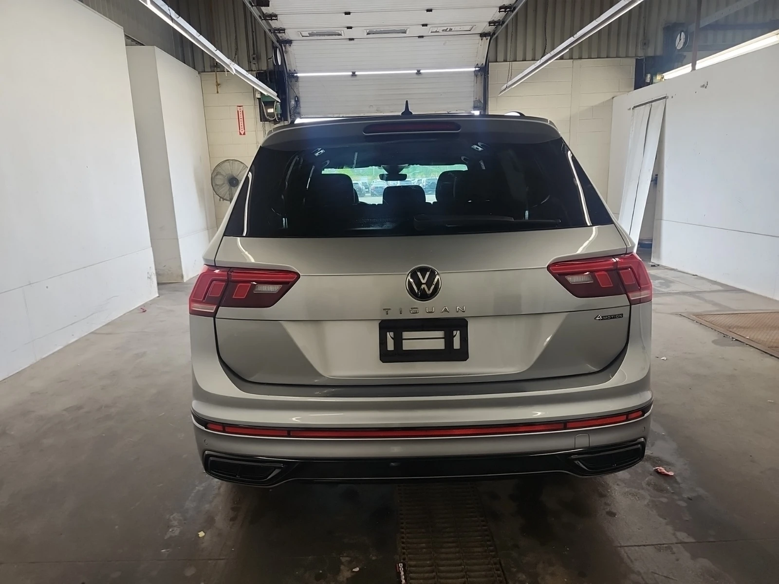 VW Tiguan COMFORTLINE R-LINE BLACK EDITION/AWD/Pano, снимка 6 - Автомобили и джипове - 54948406