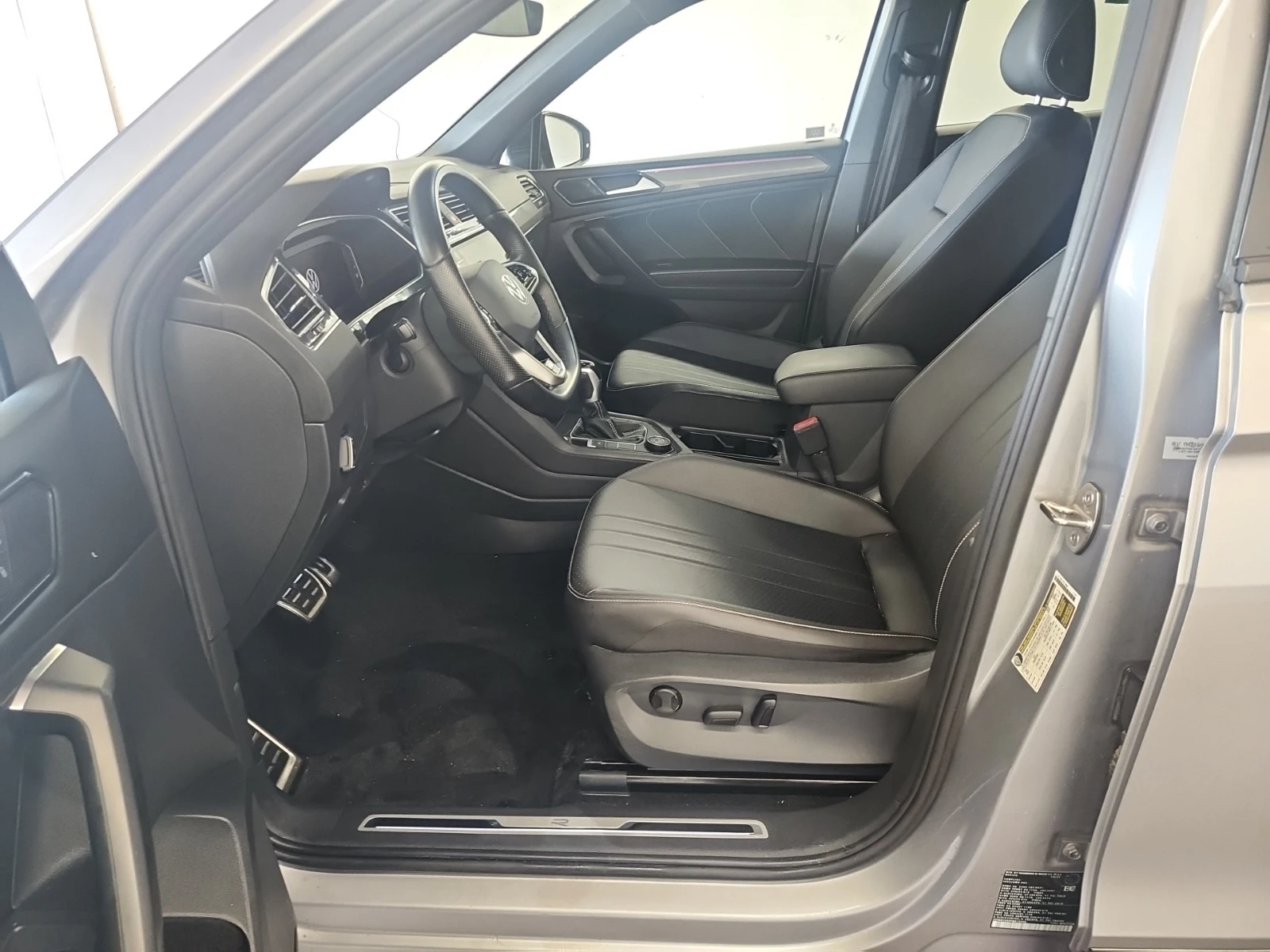 VW Tiguan COMFORTLINE R-LINE BLACK EDITION/AWD/Pano, снимка 9 - Автомобили и джипове - 54948406