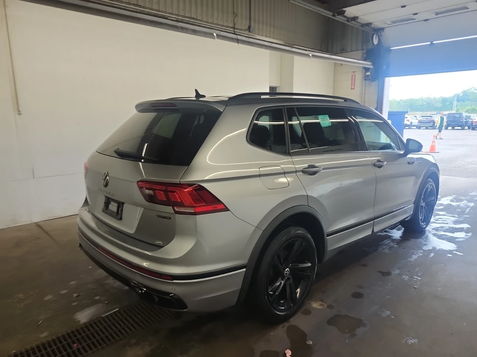 VW Tiguan COMFORTLINE R-LINE BLACK EDITION/AWD/Pano, снимка 5 - Автомобили и джипове - 54948406