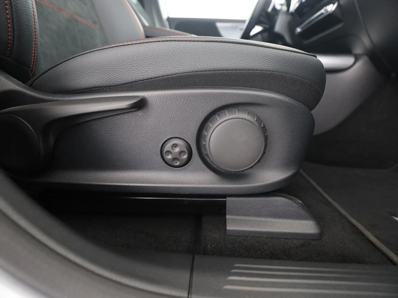 Mercedes-Benz EQA 250+ / FACELIFT / AMG / NIGHT / CAMERA /, снимка 14 - Автомобили и джипове - 55716779