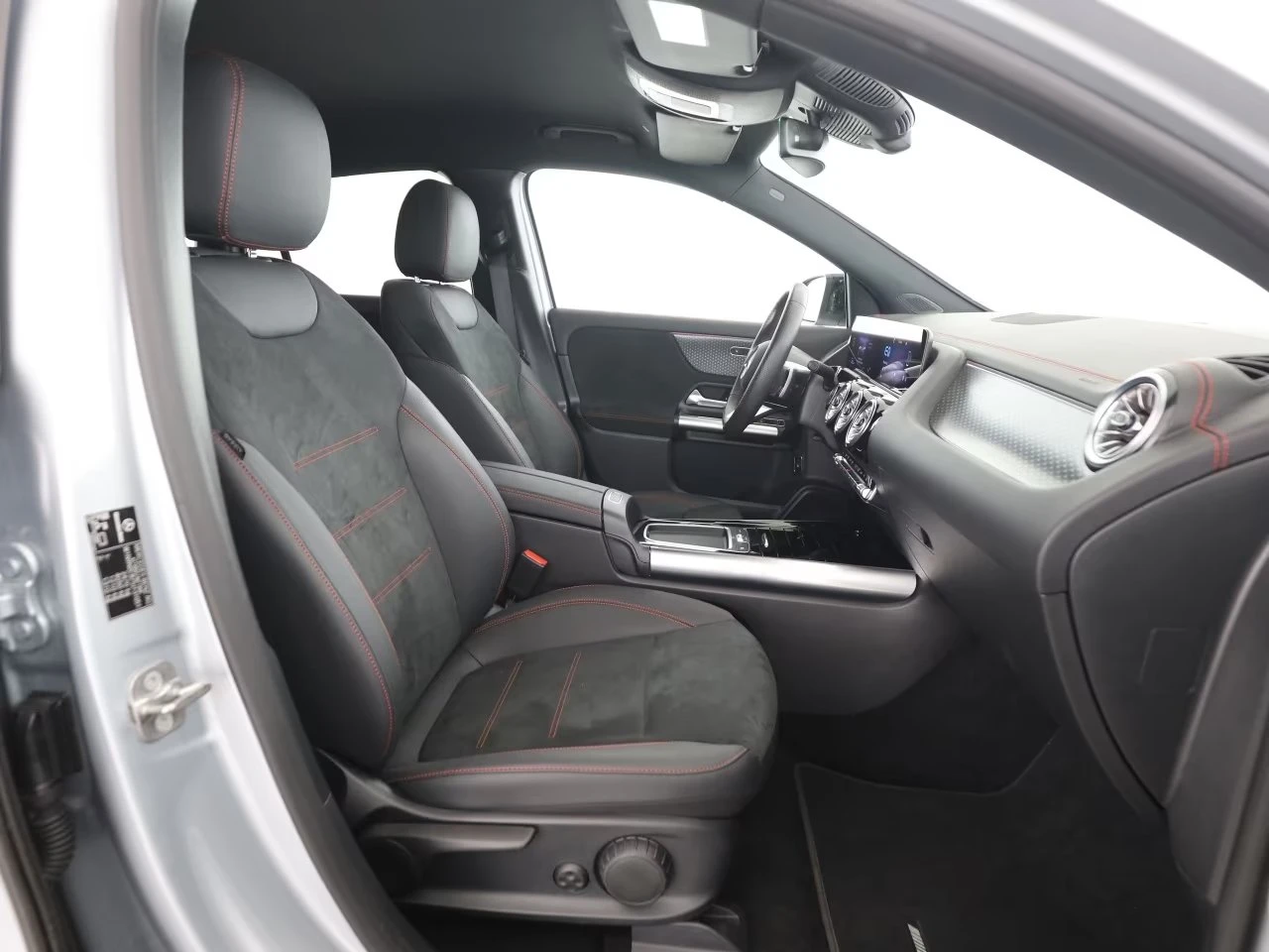 Mercedes-Benz EQA 250+ / FACELIFT / AMG / NIGHT / CAMERA /, снимка 13 - Автомобили и джипове - 55716779