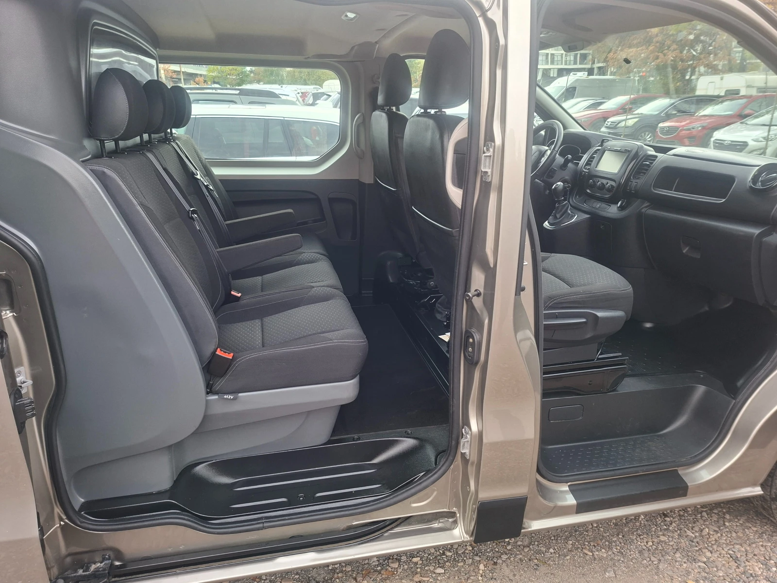 Opel Vivaro 4+ 1 места. ТОП, снимка 8 - Бусове и автобуси - 56737482