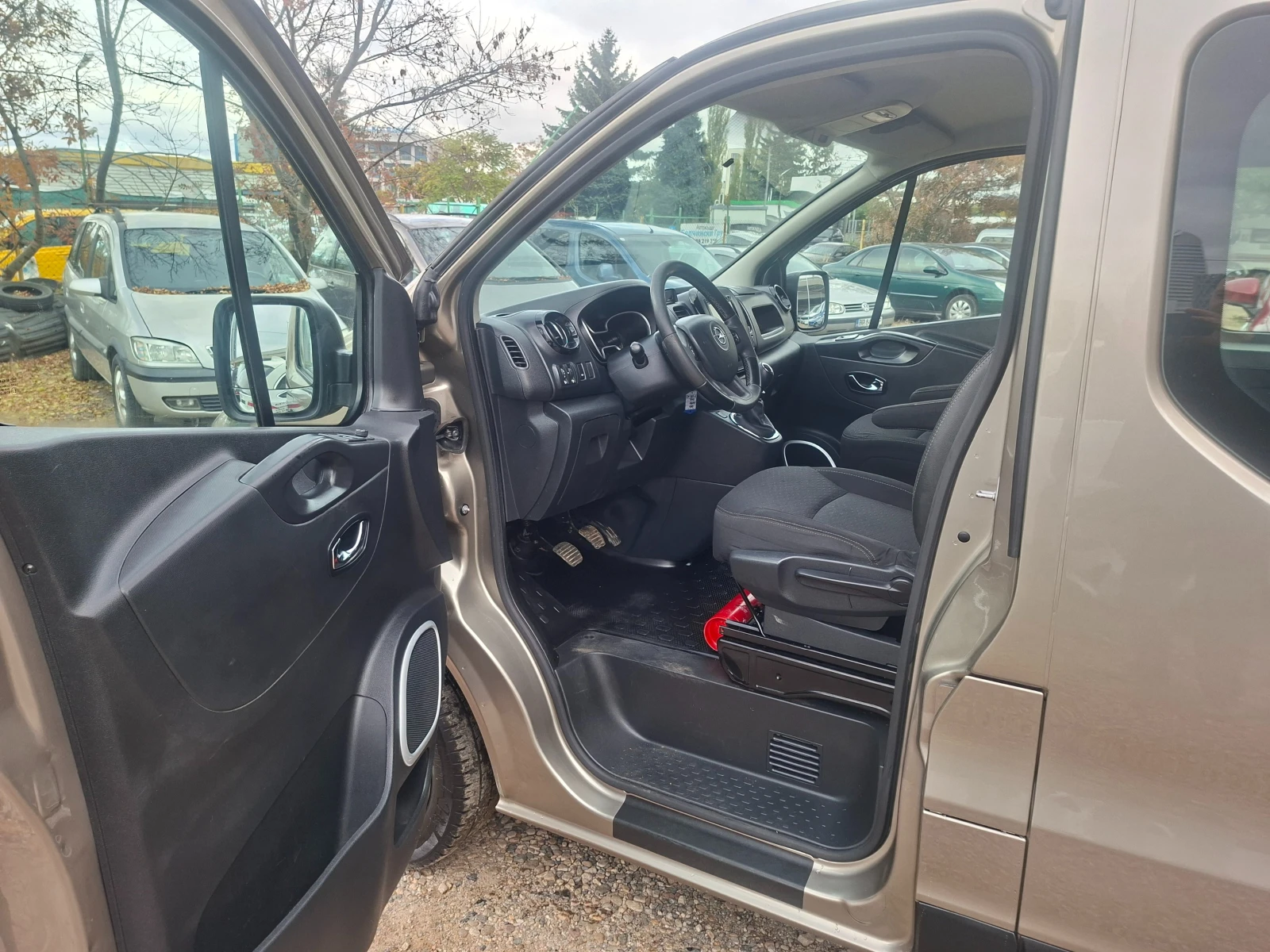 Opel Vivaro 4+ 1 места. ТОП, снимка 5 - Бусове и автобуси - 56737482