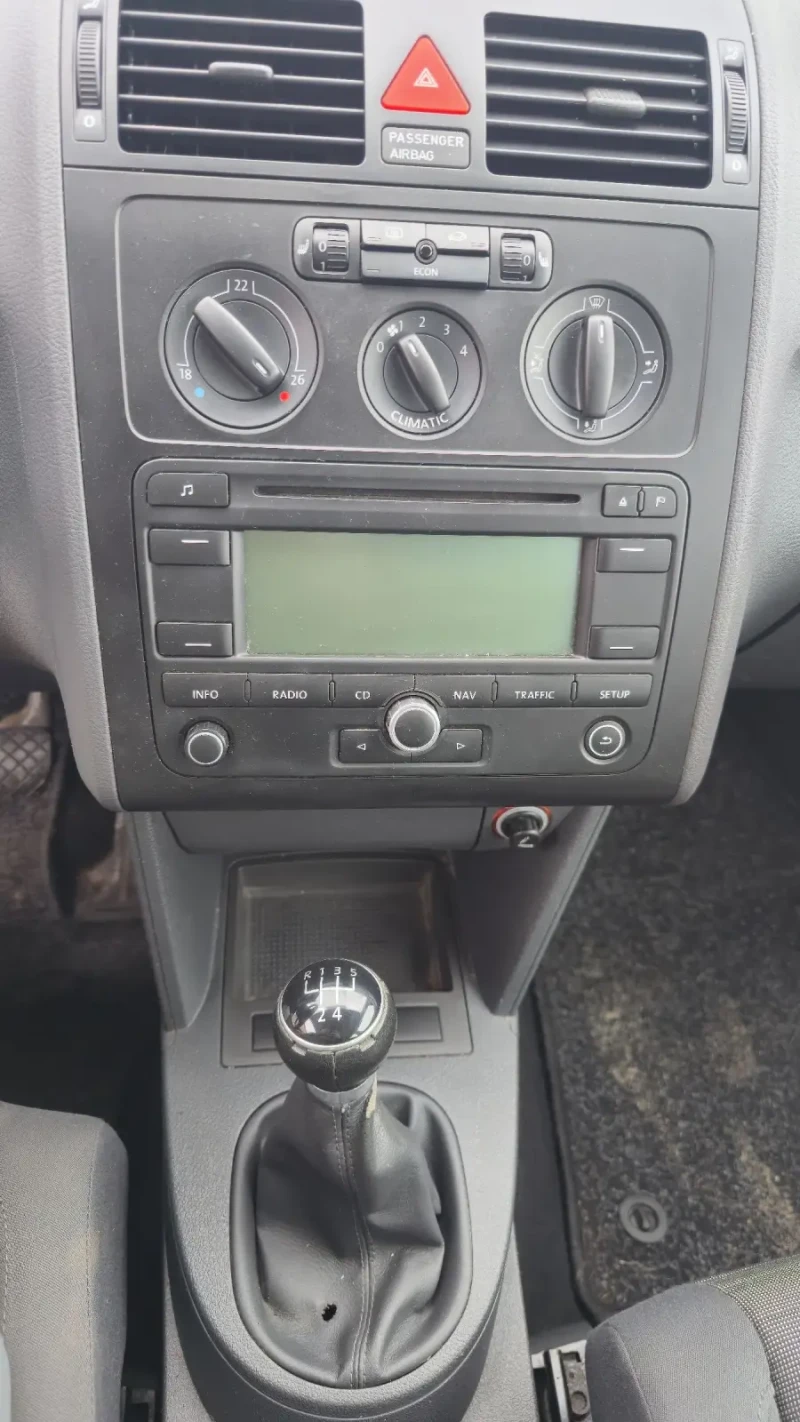 VW Touran 1.6 i, снимка 7 - Автомобили и джипове - 53432325