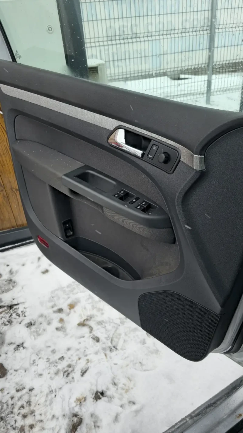 VW Touran 1.6 i, снимка 9 - Автомобили и джипове - 53432325