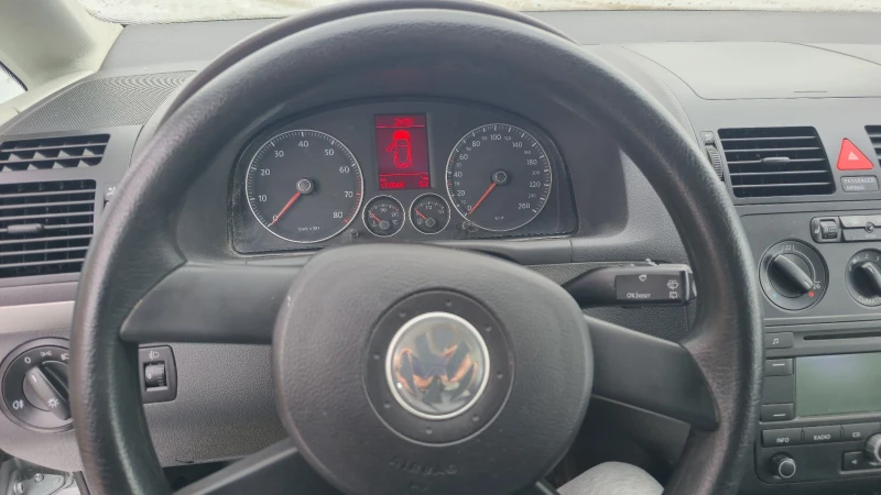 VW Touran 1.6 i, снимка 8 - Автомобили и джипове - 53432325