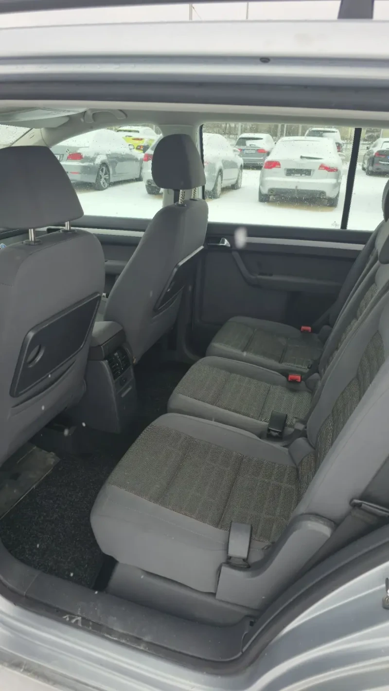 VW Touran 1.6 i, снимка 5 - Автомобили и джипове - 53432325
