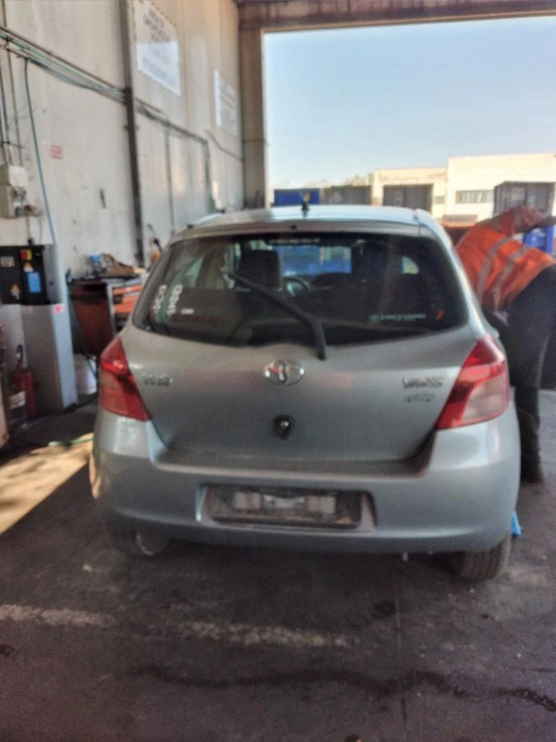 Toyota Yaris 1.0 - изображение 2