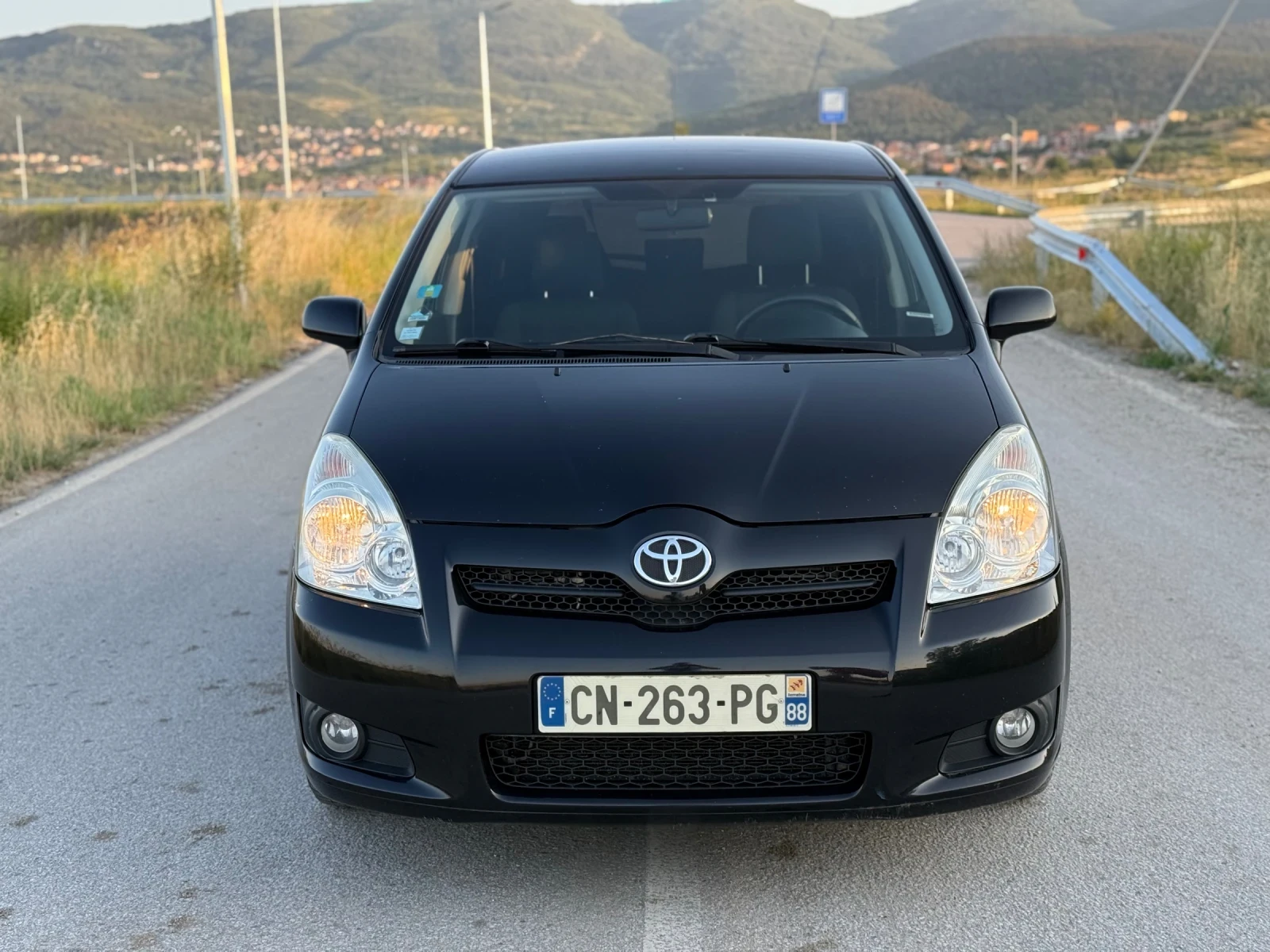 Toyota Corolla verso 2.2 D-4D 136к.с. 7-МЕСТНА - изображение 2
