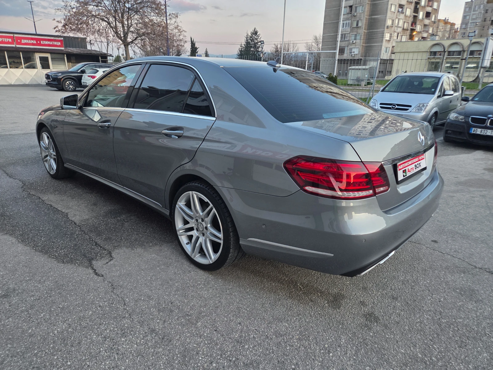 Mercedes-Benz E 350 CDI/4Matic/BlueTEC/Avantgarde/Distronic/Камера360, снимка 3 - Автомобили и джипове - 53738499