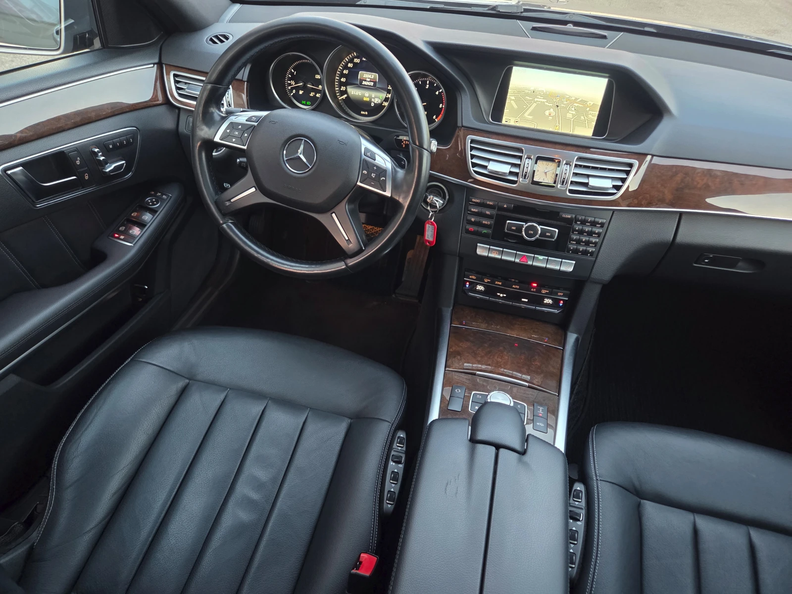 Mercedes-Benz E 350 CDI/4Matic/BlueTEC/Avantgarde/Distronic/Камера360, снимка 13 - Автомобили и джипове - 53738499