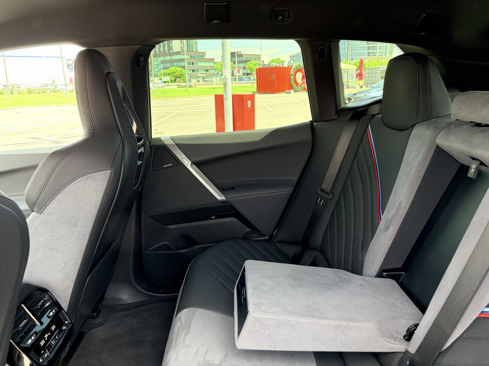 BMW iX 45 M Sport Pro, снимка 10 - Автомобили и джипове - 54730040