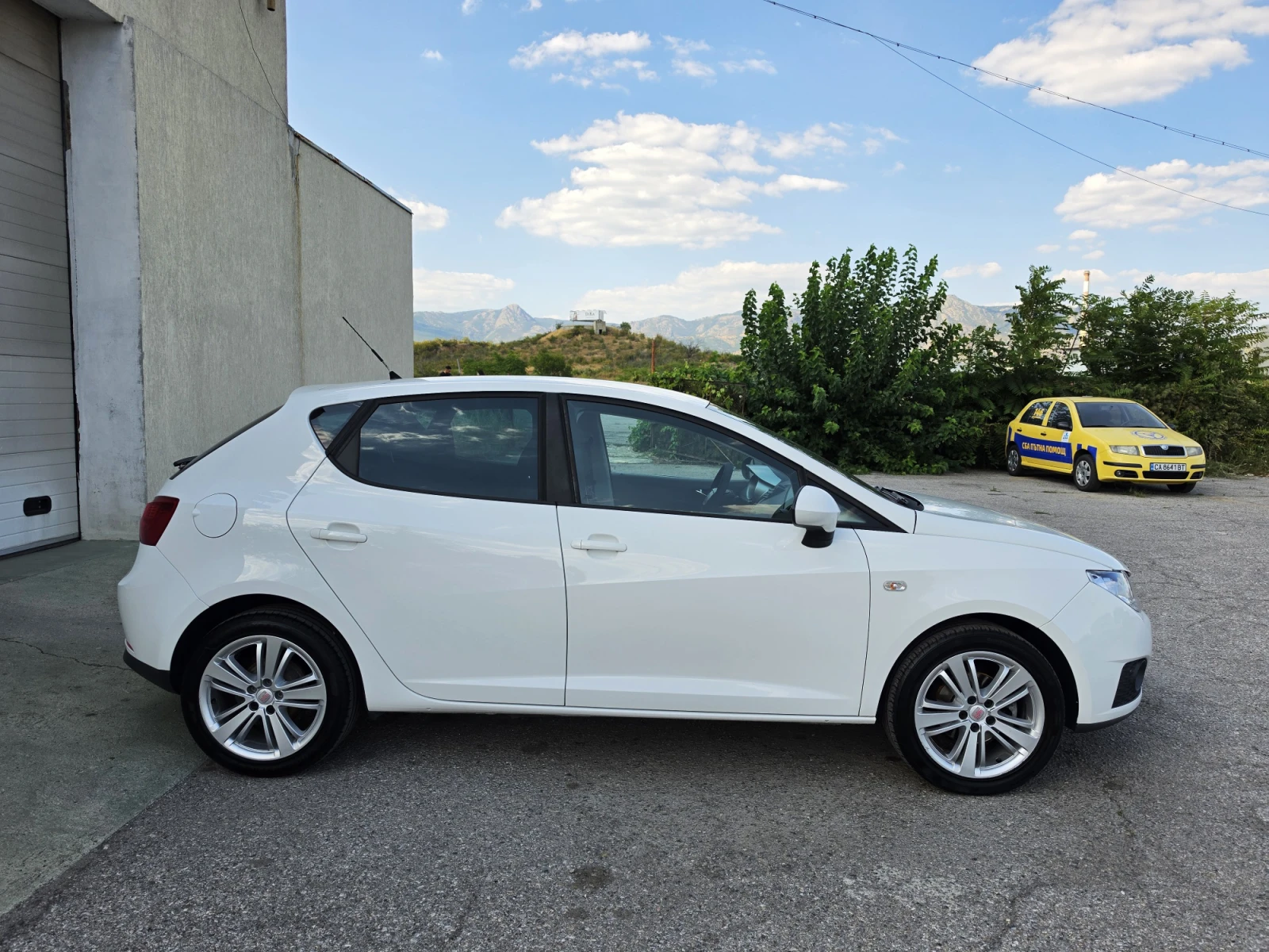 Seat Ibiza 1.4i Stylance Dual, снимка 8 - Автомобили и джипове - 55633613