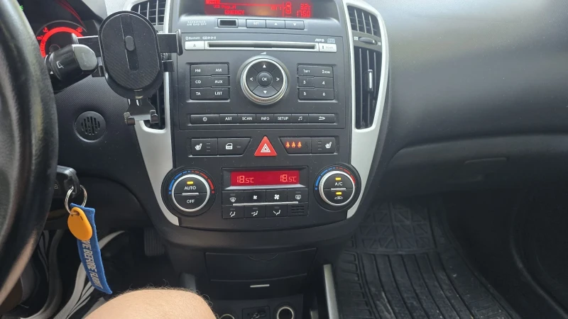 Kia Ceed 1.6 CRDI, снимка 13 - Автомобили и джипове - 53210984