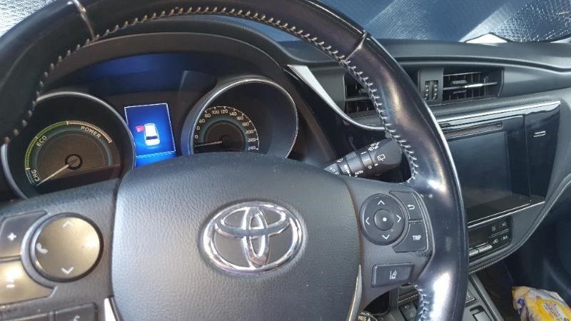 Toyota Auris комби, снимка 4 - Автомобили и джипове - 45852657