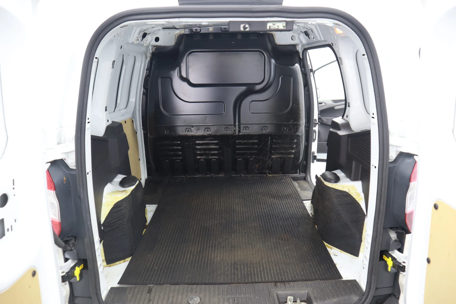 Ford Courier 1.5 - изображение 9