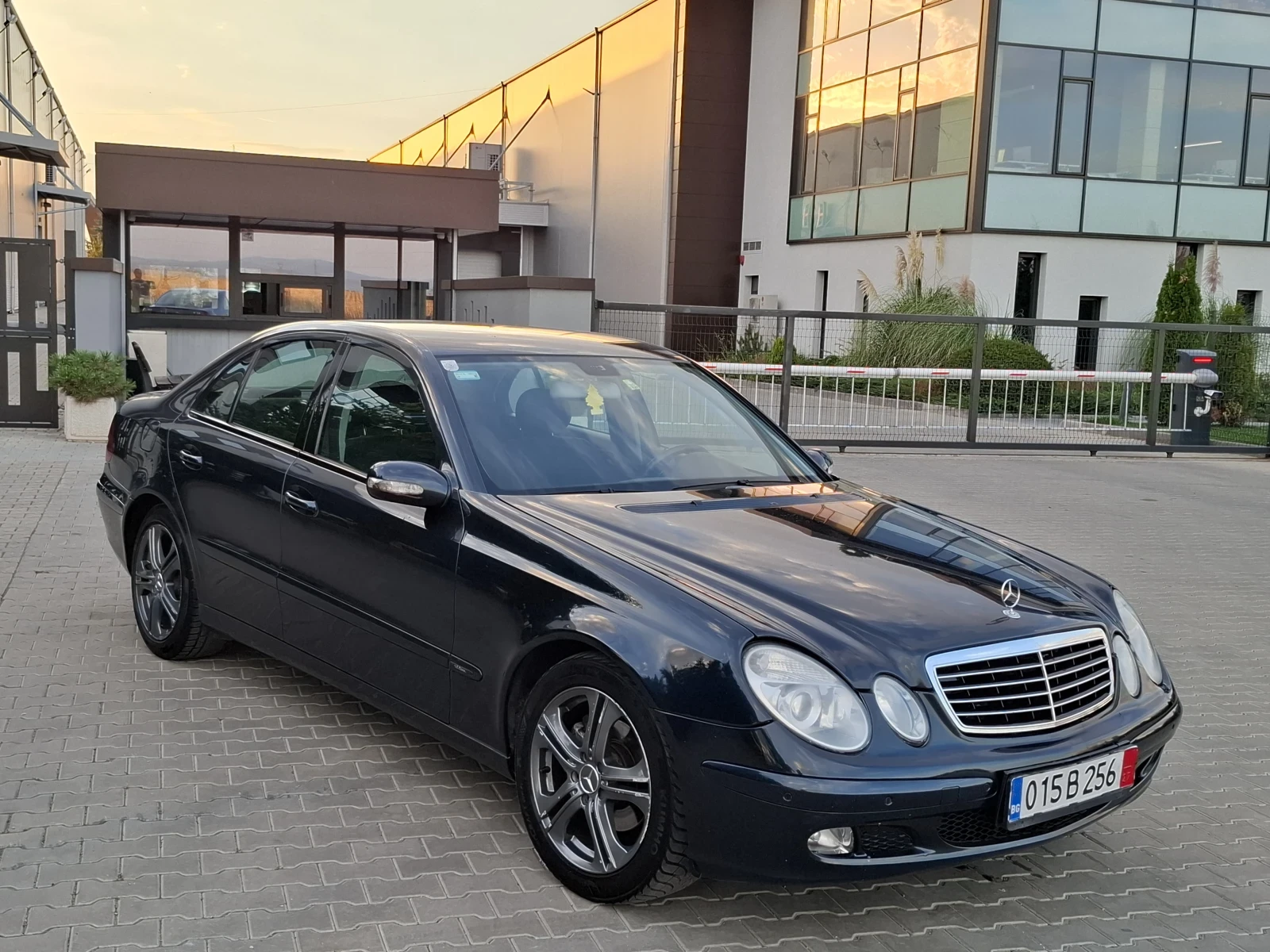 Mercedes-Benz E 220 2.2CDI* (150кс)* 6-СКОРОСТИ* * НОВ ВНОС* *  - изображение 9