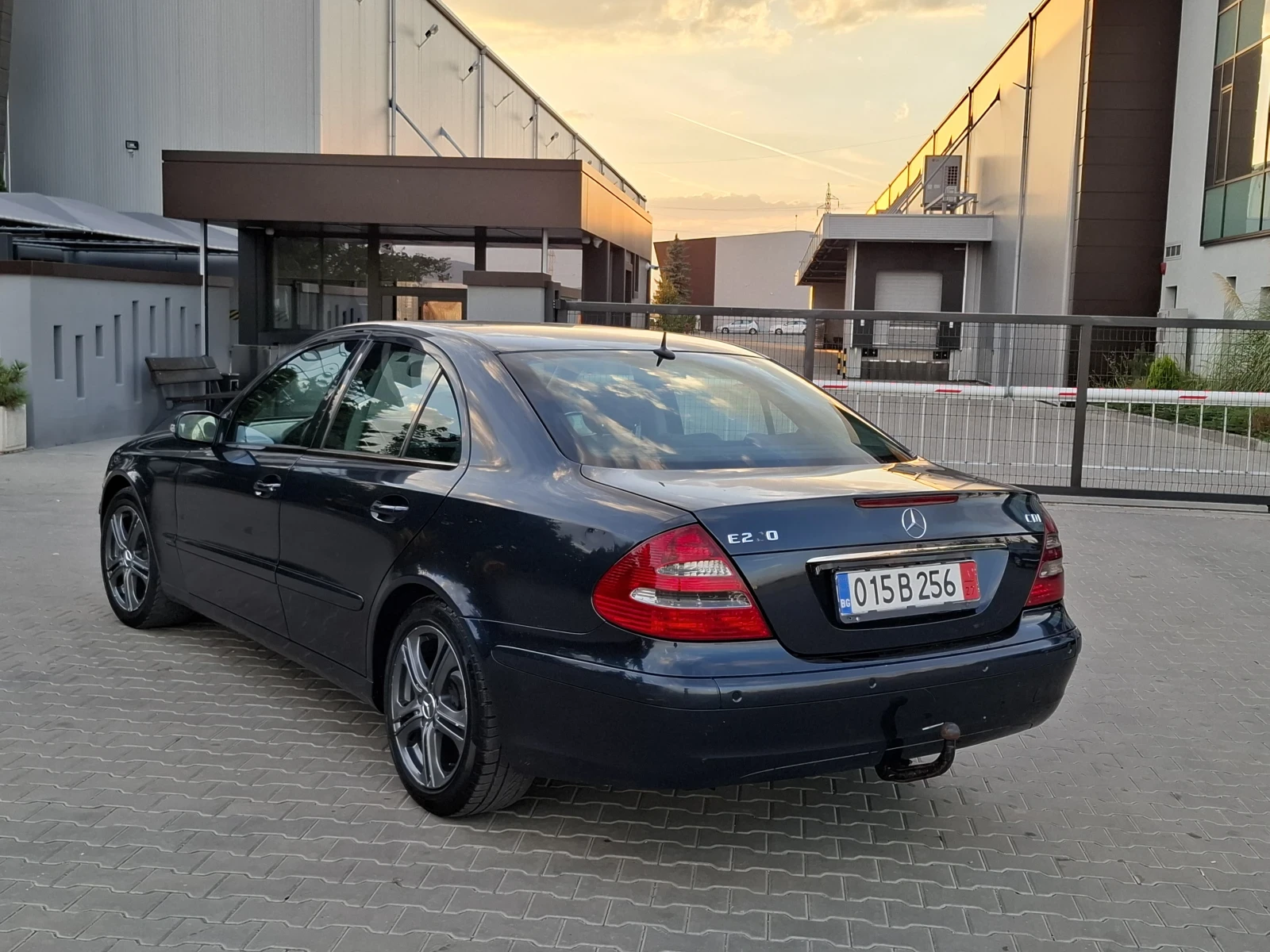 Mercedes-Benz E 220 2.2CDI* (150кс)* 6-СКОРОСТИ* * НОВ ВНОС* *  - изображение 8