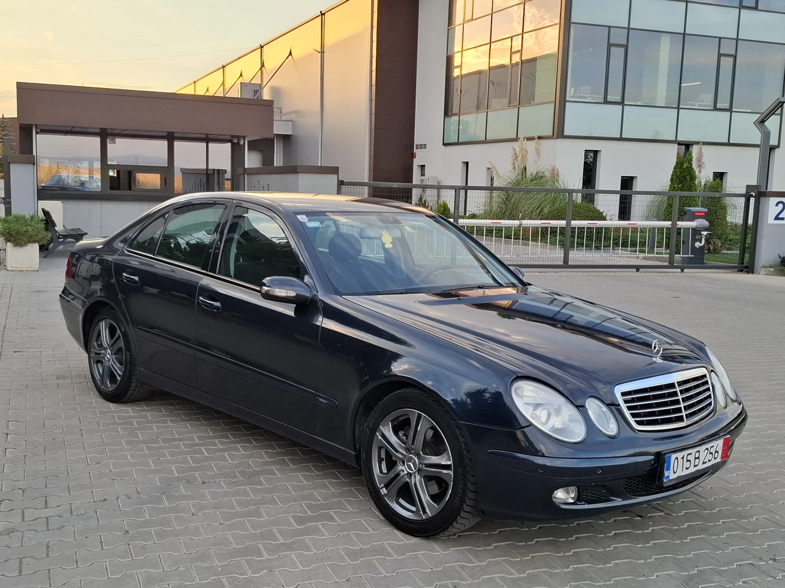 Mercedes-Benz E 220 2.2CDI* (150кс)* 6-СКОРОСТИ* * НОВ ВНОС* *  - изображение 10