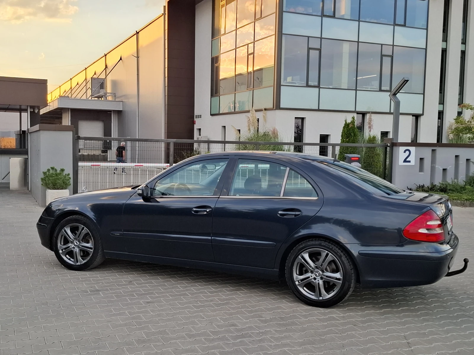 Mercedes-Benz E 220 2.2CDI* (150кс)* 6-СКОРОСТИ* * НОВ ВНОС* *  - изображение 4