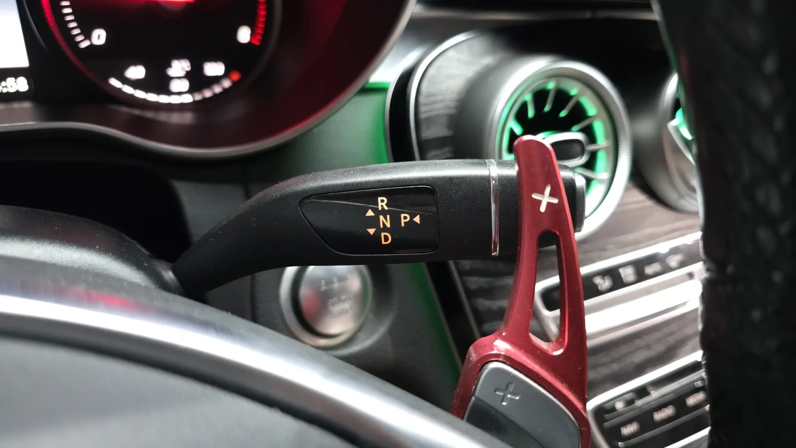Mercedes-Benz C 250 4MATIC HEAD UP/360CAM/PANORAMA/CARBON/AMG LINE, снимка 13 - Автомобили и джипове - 55143825
