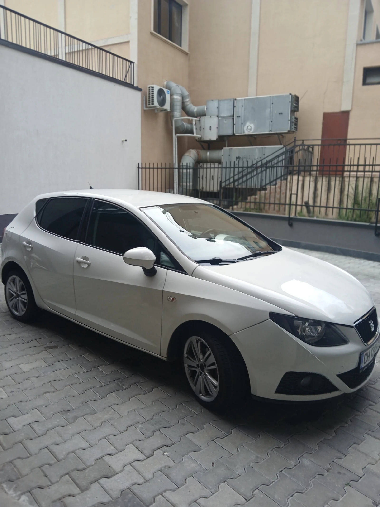 Seat Ibiza J6 1.2 газ, снимка 3 - Автомобили и джипове - 55800872