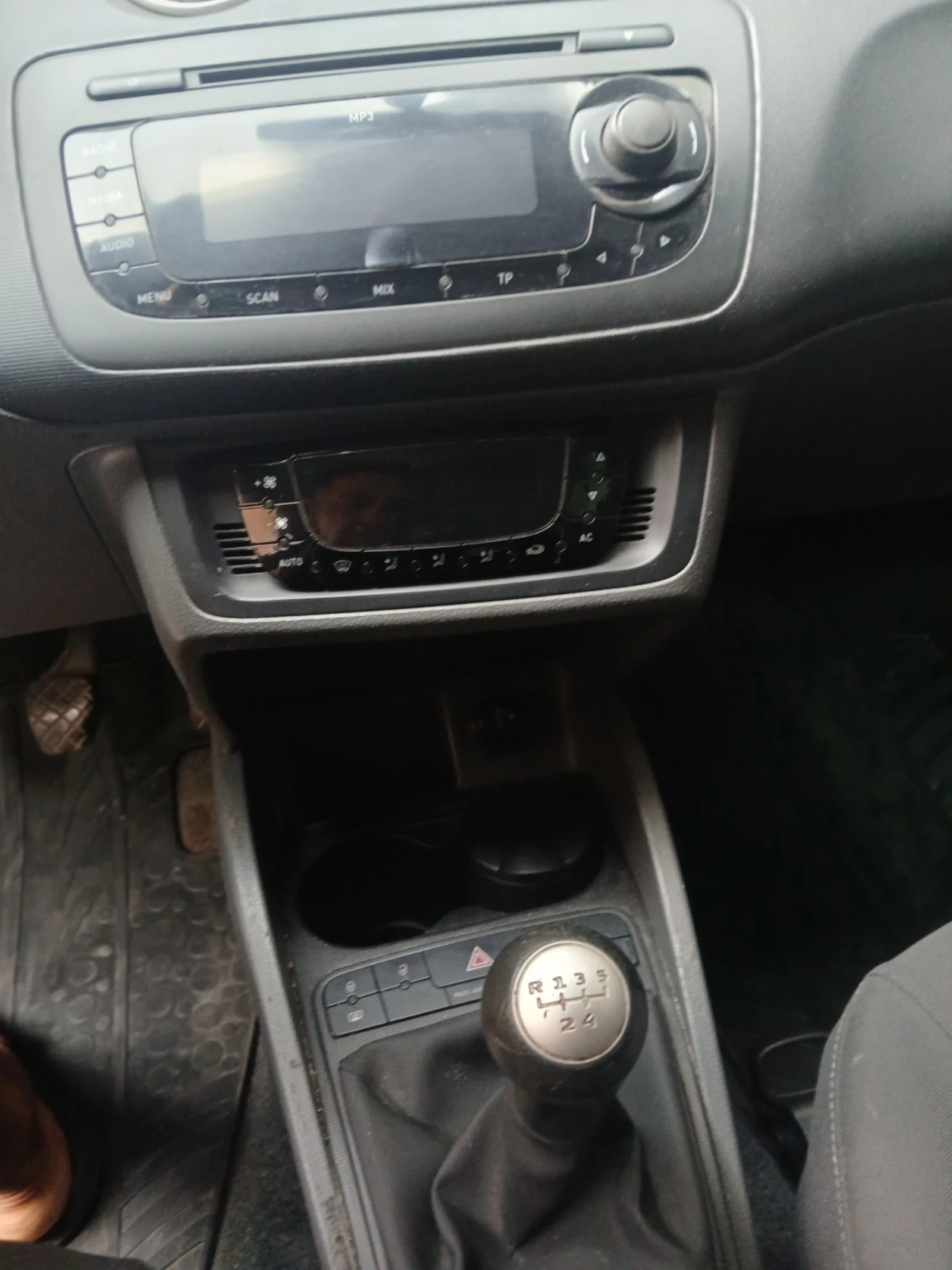 Seat Ibiza J6 1.2 газ, снимка 10 - Автомобили и джипове - 55800872