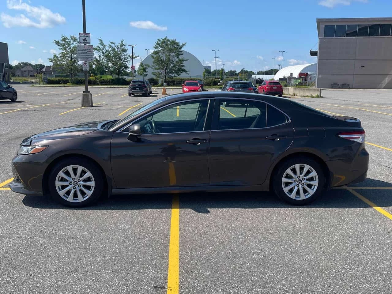 Toyota Camry * LE Auto * CARFAX * ОПЦИЯ ЗА ФИНАНСИРАНЕ, снимка 2 - Автомобили и джипове - 55631824