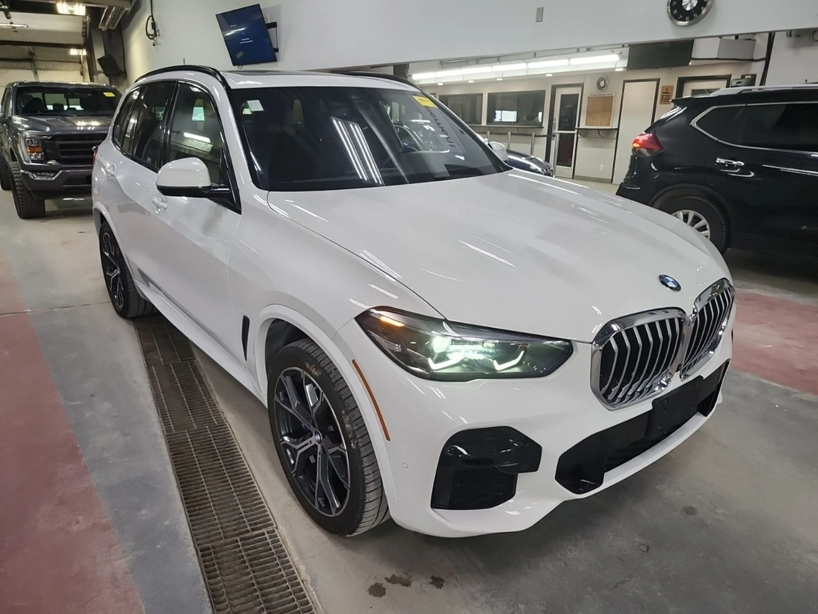 BMW X5 SWAROVSKI/360 VIEW/DRIVER ASSISTS/KEYLESS, снимка 2 - Автомобили и джипове - 54361077
