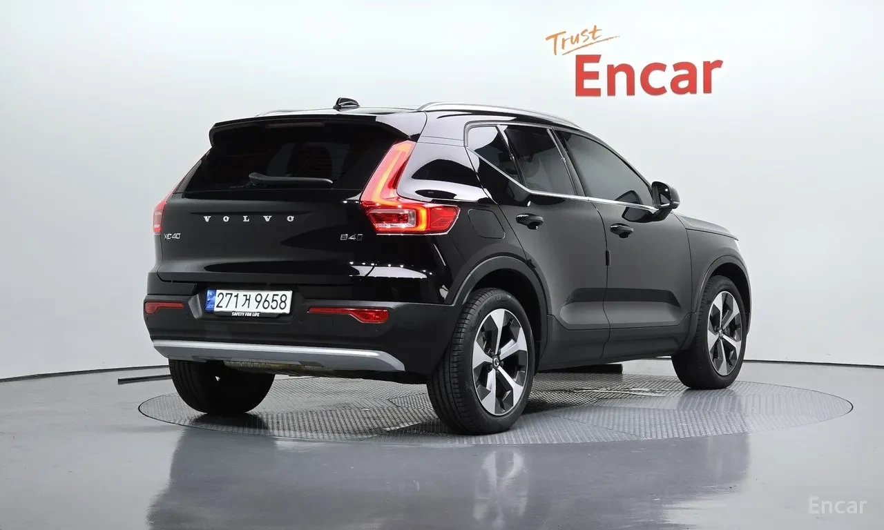 Volvo XC40 B4* ULTIMATE BRIGHT* AWD* PANO* 360, снимка 2 - Автомобили и джипове - 55726616