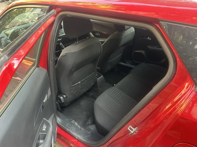 Peugeot 2008 1.2 Allure, снимка 8 - Автомобили и джипове - 53391529