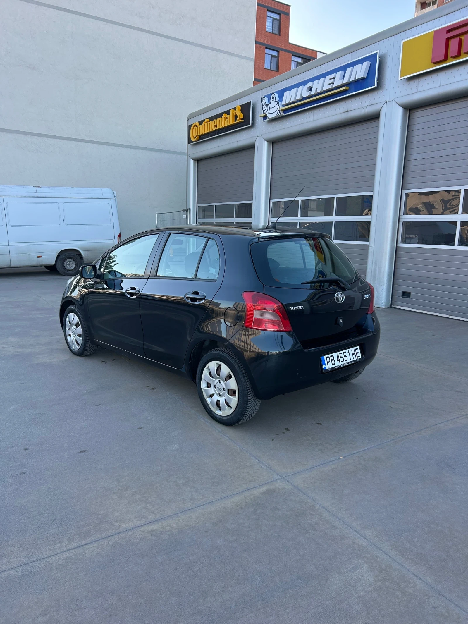 Toyota Yaris Бензин // 4 Врати - изображение 7