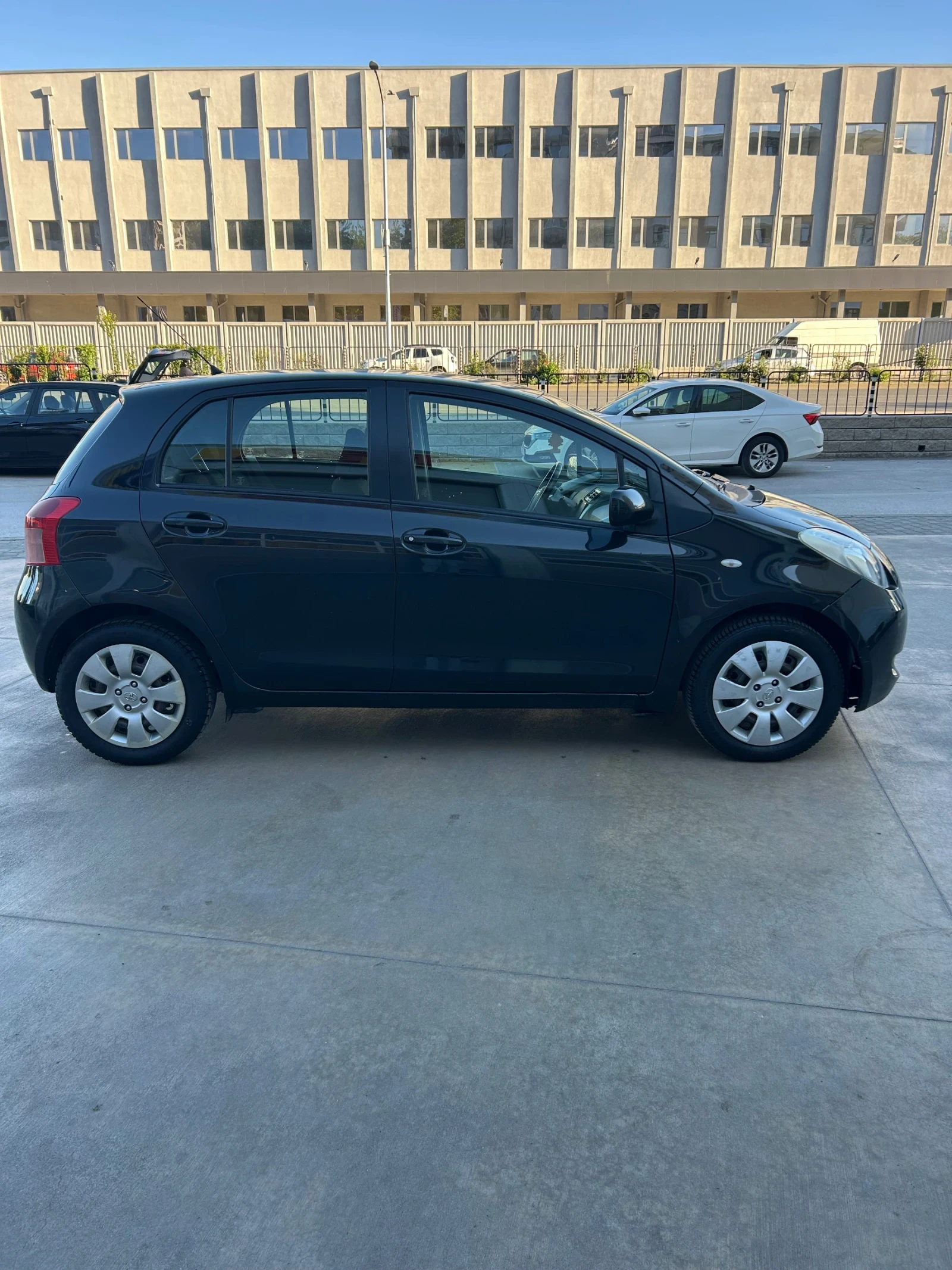 Toyota Yaris Бензин // 4 Врати - изображение 4