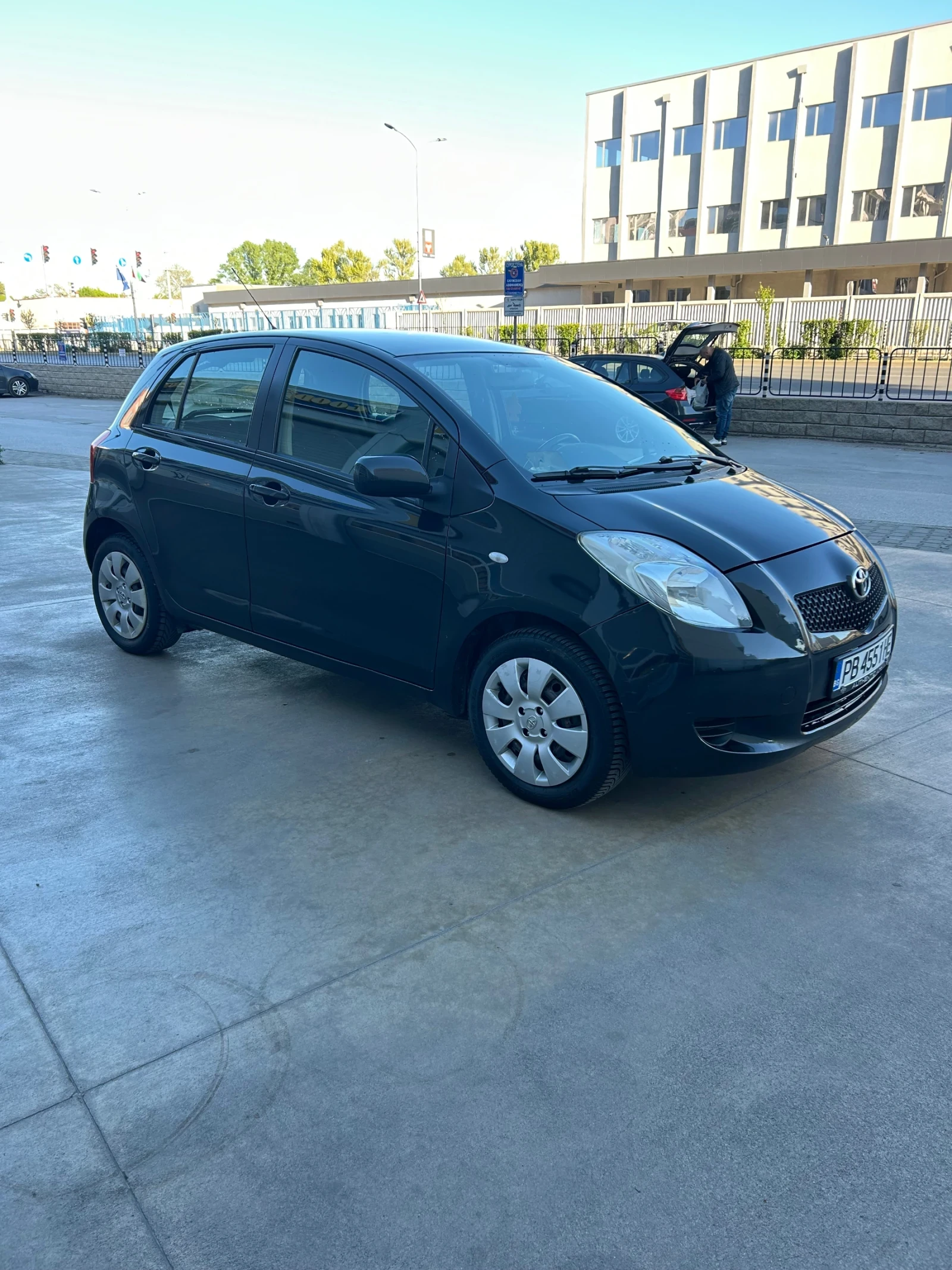 Toyota Yaris Бензин // 4 Врати - изображение 3