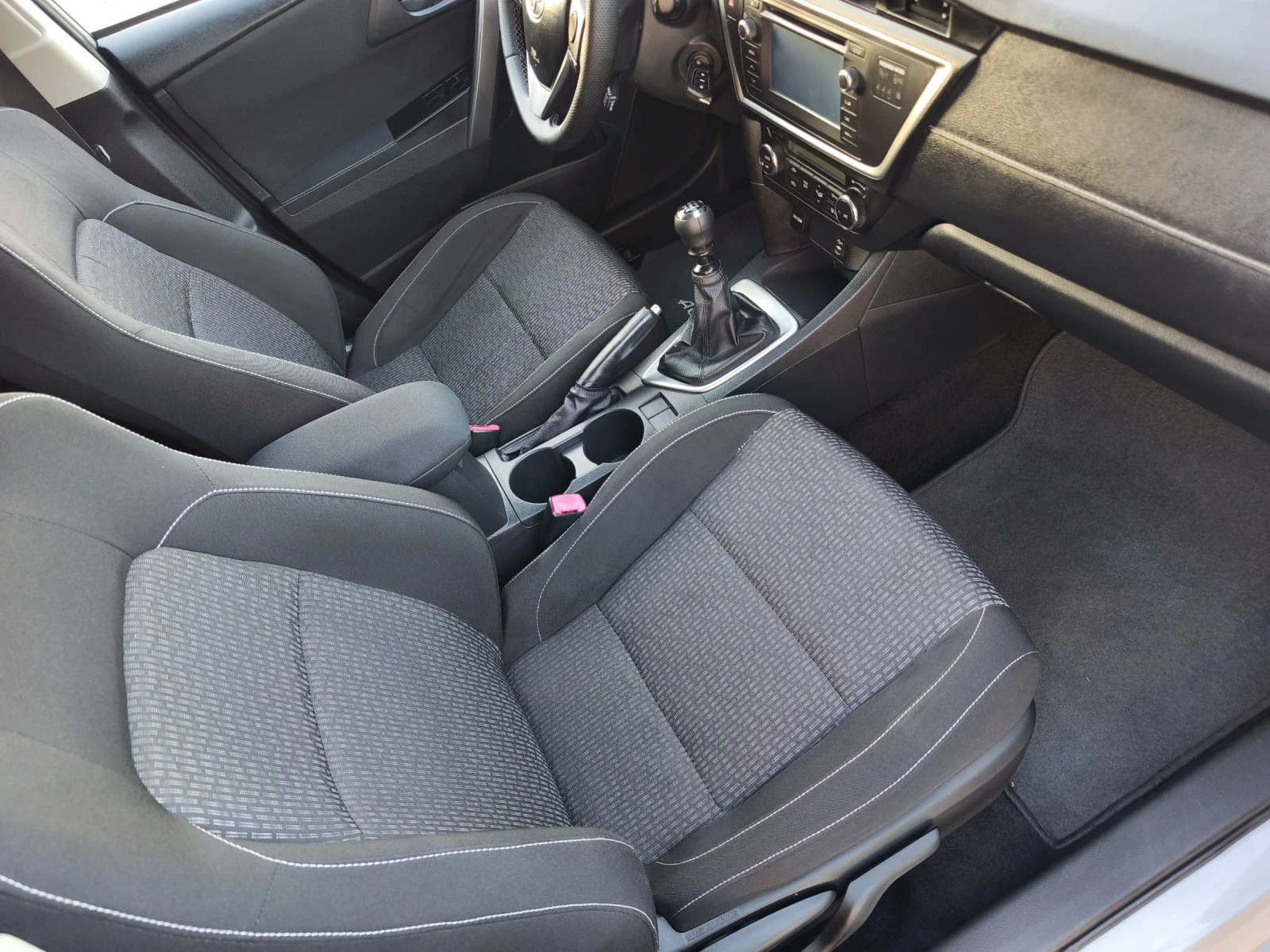 Toyota Auris 1.6i 132kc  - изображение 10