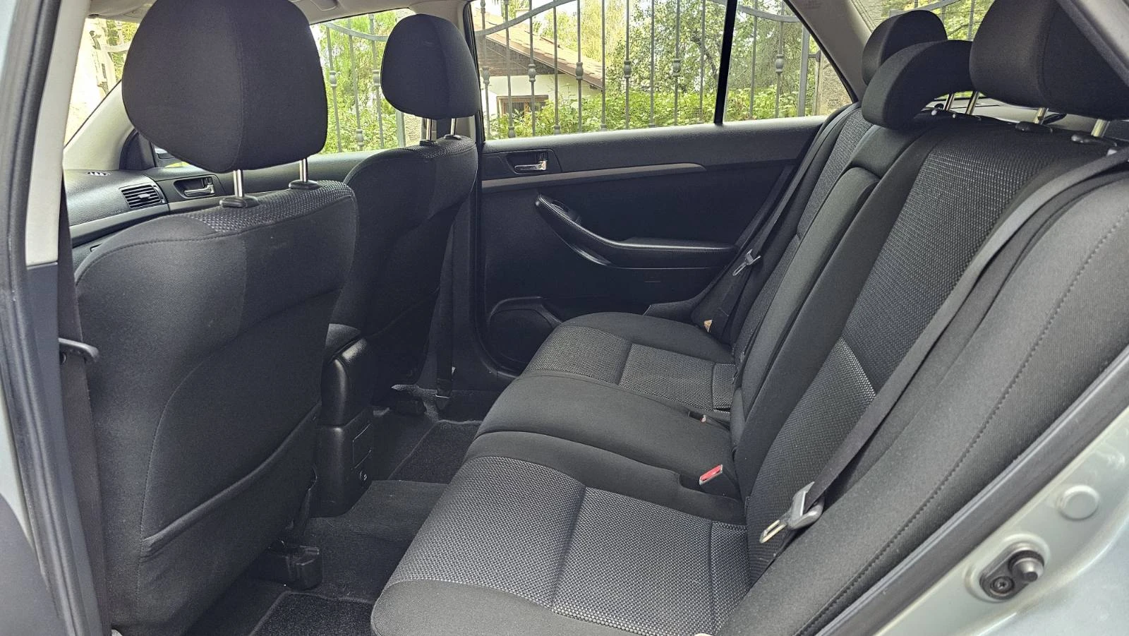 Toyota Avensis 1.8, снимка 14 - Автомобили и джипове - 55937724