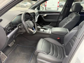 VW Touareg ГАРАНЦИЯ Hybrid R-Line 462 Black Edition Panorama, снимка 14